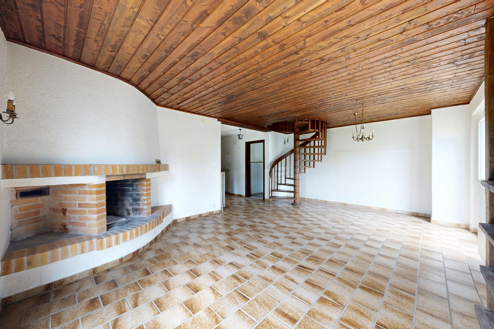 wohnzimmer mit kamin, inside property, treppen, bemerkenswerter kronleuchter, und holzdecke