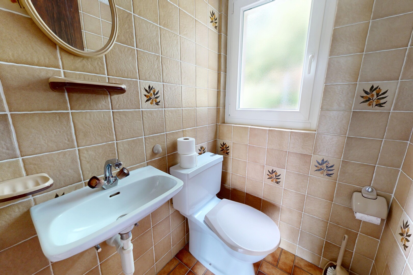 bad mit spiegel, toilette, gäste-wc, waschbecken, und natürliches licht