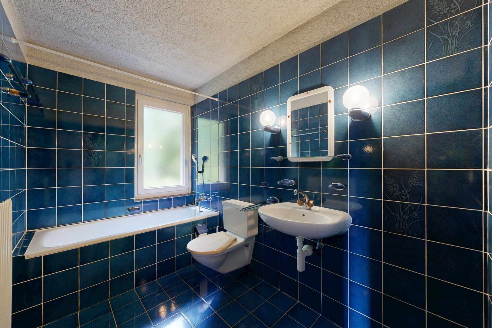 bad mit fliesenwand, tile wall, spiegel, kombiniertes bad / dusche, und komplettes badezimmer