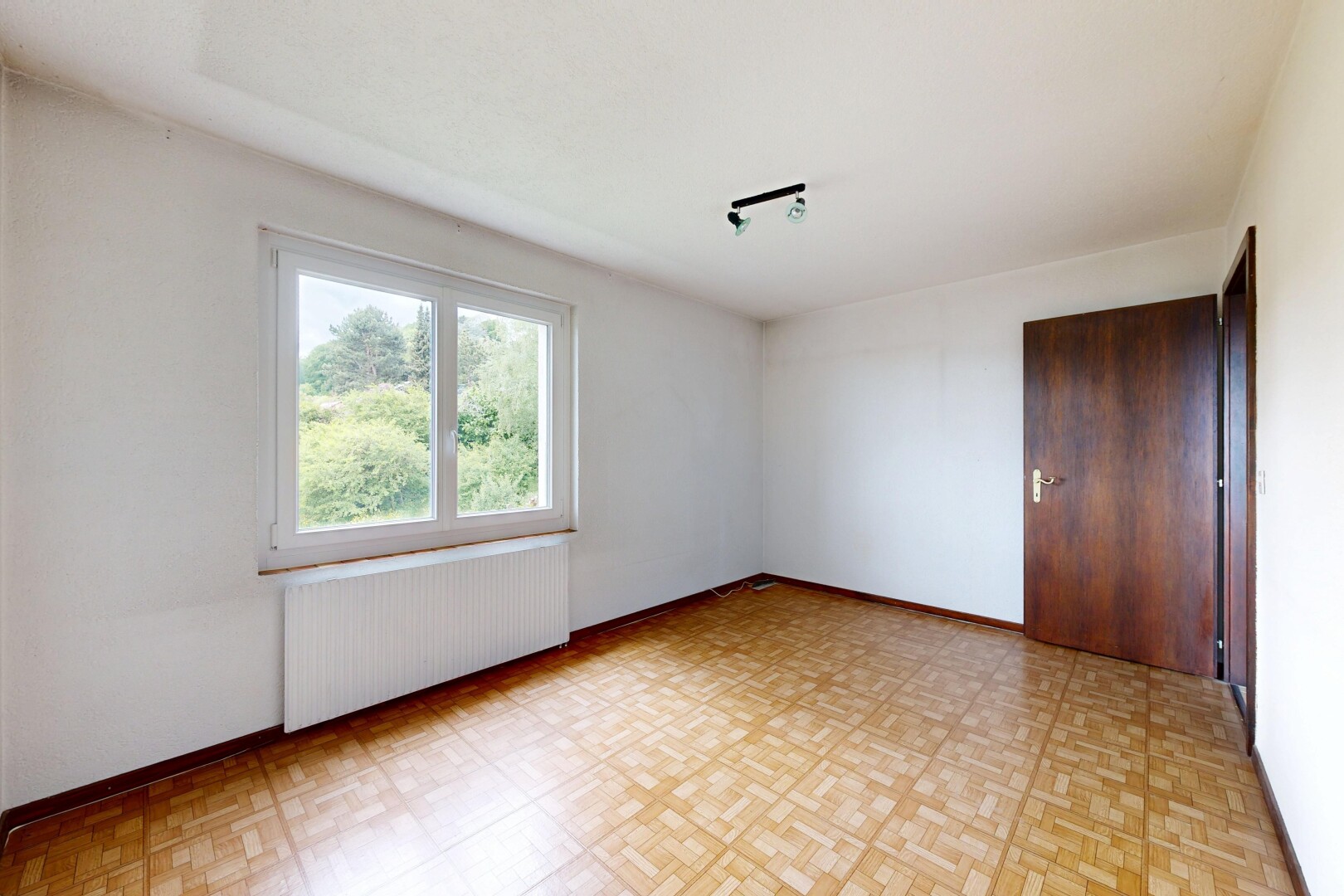 leerer raum mit kühler, vinylboden, vinyl floor, vinyl tile, und gipskartonwand