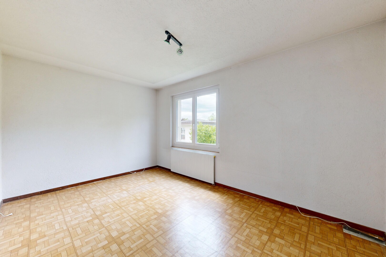 leerer raum mit kühler, inside property, natürliches licht, natural light, und vinylboden