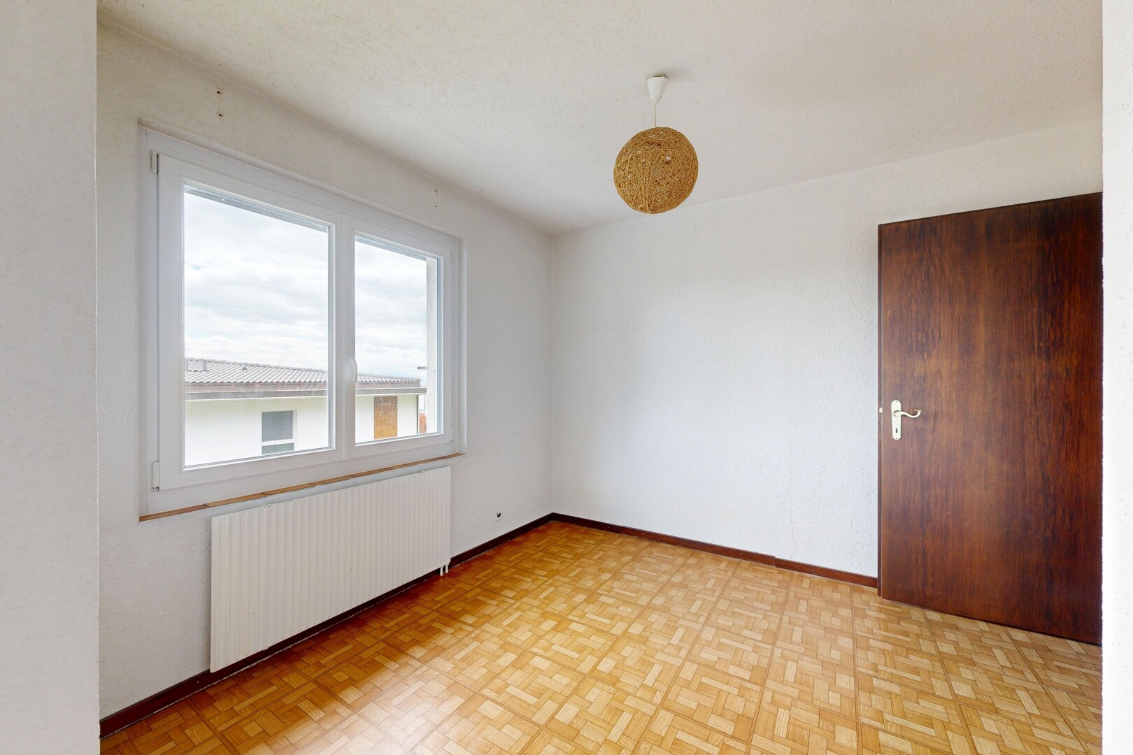 leerer raum mit kühler, inside property, gipskartonwand, drywall, und natürliches licht