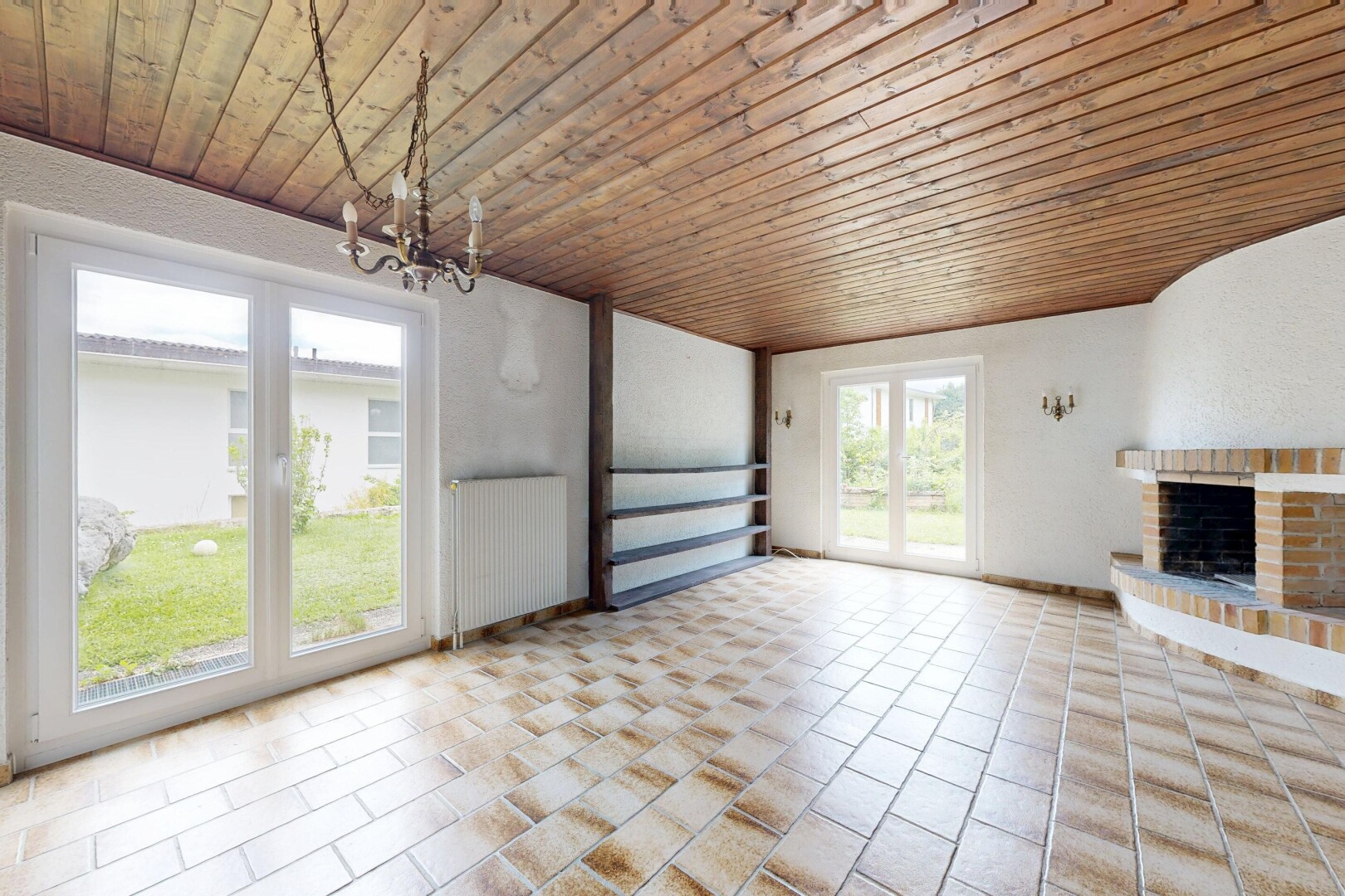 leerer raum mit holzdecke, wood ceiling, inside property, natürliches licht, und natural light