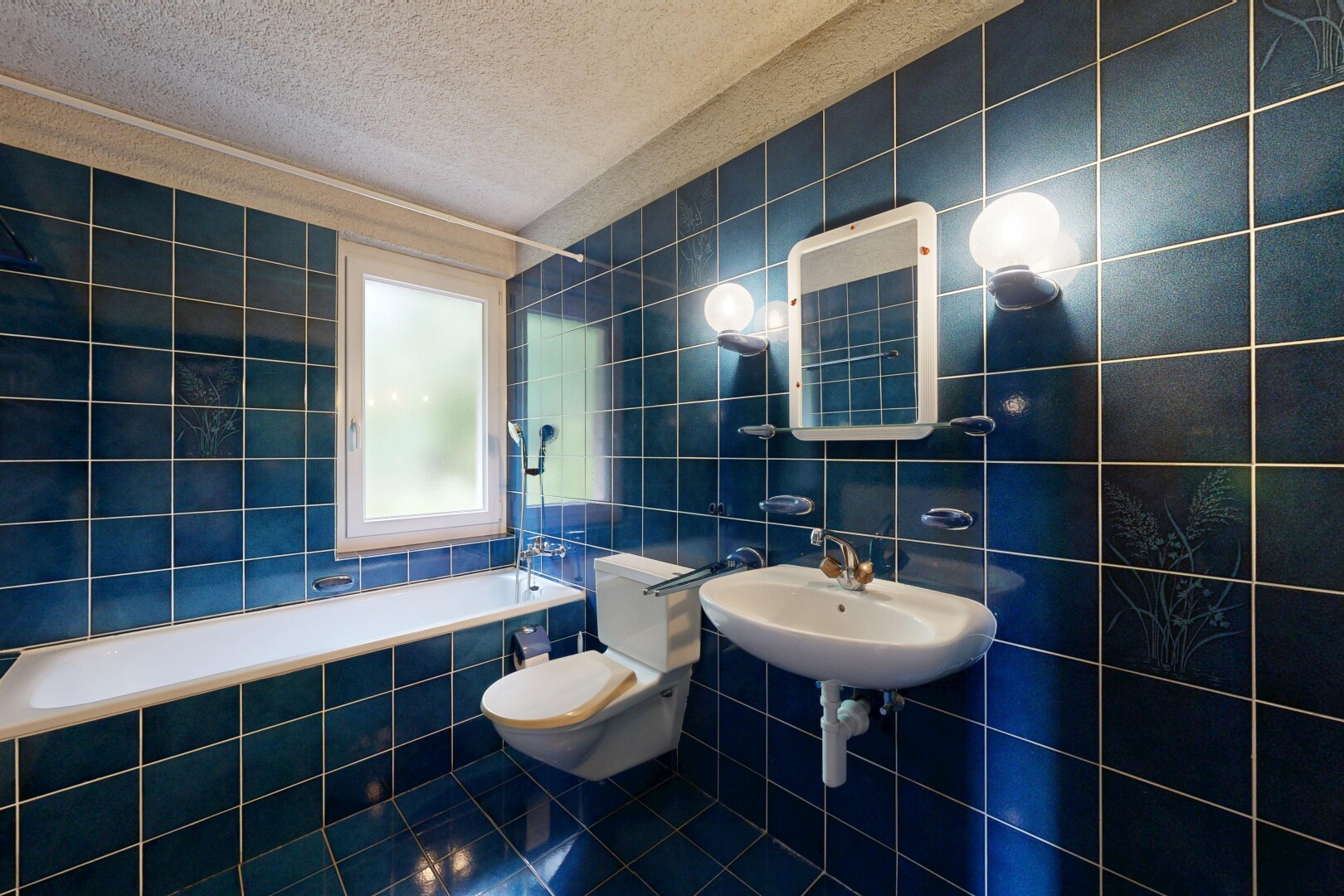 bad mit fliesenwand, tile wall, spiegel, komplettes badezimmer, und toilette