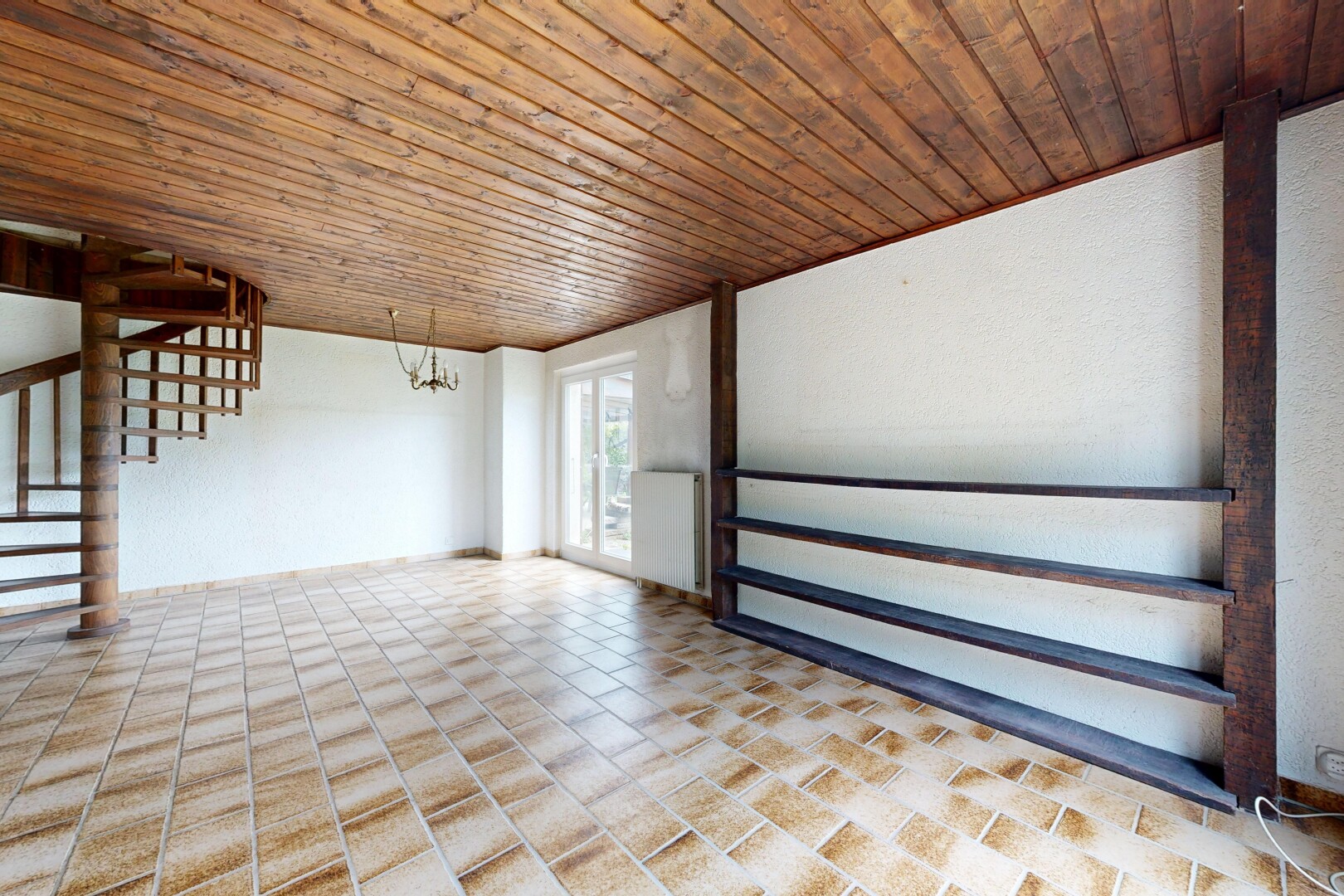 leerer raum mit treppen, holzdecke, wood ceiling, inside property, und natürliches licht