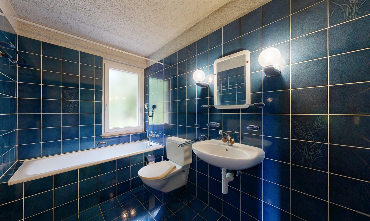 bad mit fliesenwand, tile wall, spiegel, komplettes badezimmer, und toilette