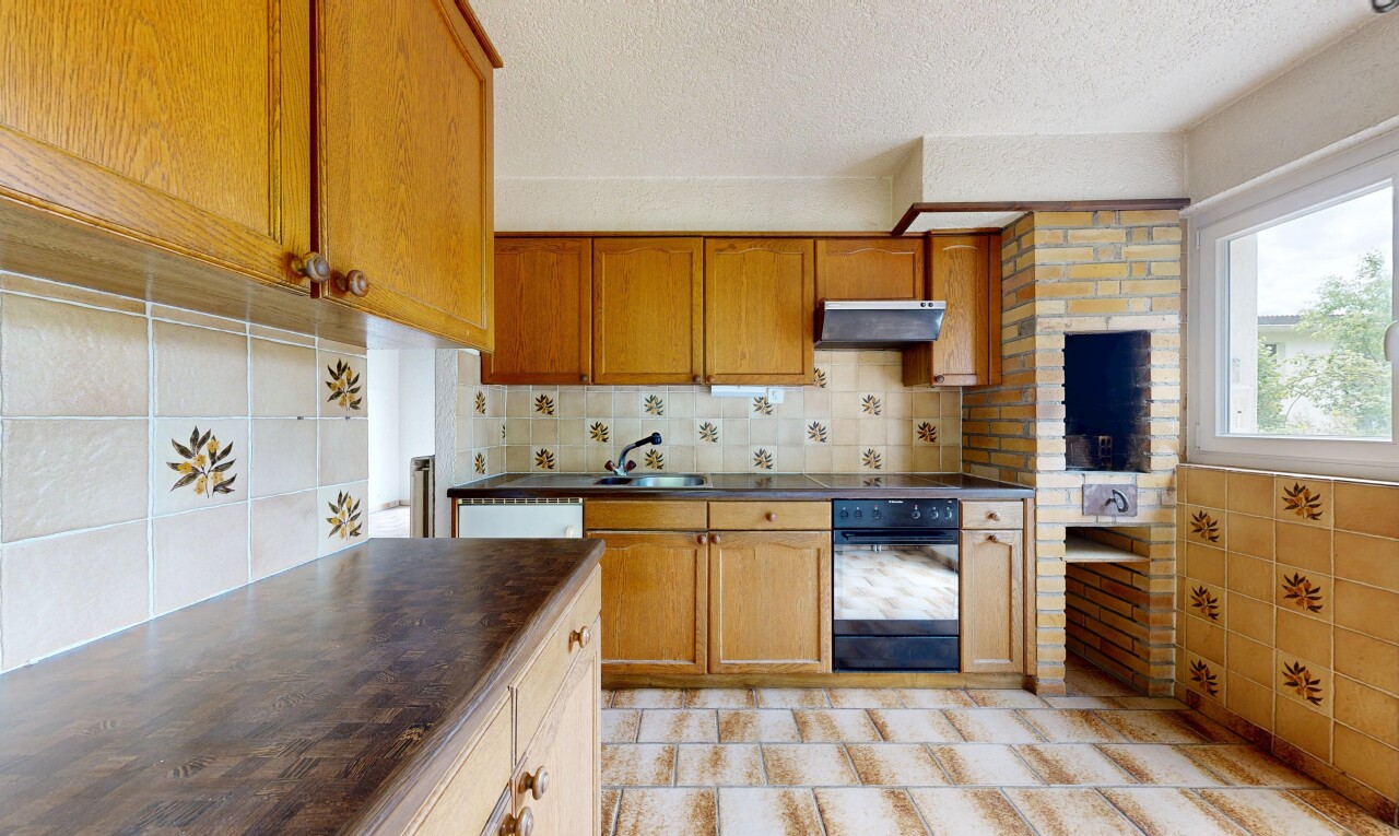 küche mit dark countertops, arbeitsplatten, ofen, natural light, und natürliches licht