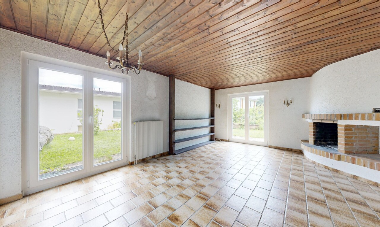 leerer raum mit holzdecke, wood ceiling, inside property, natürliches licht, und natural light