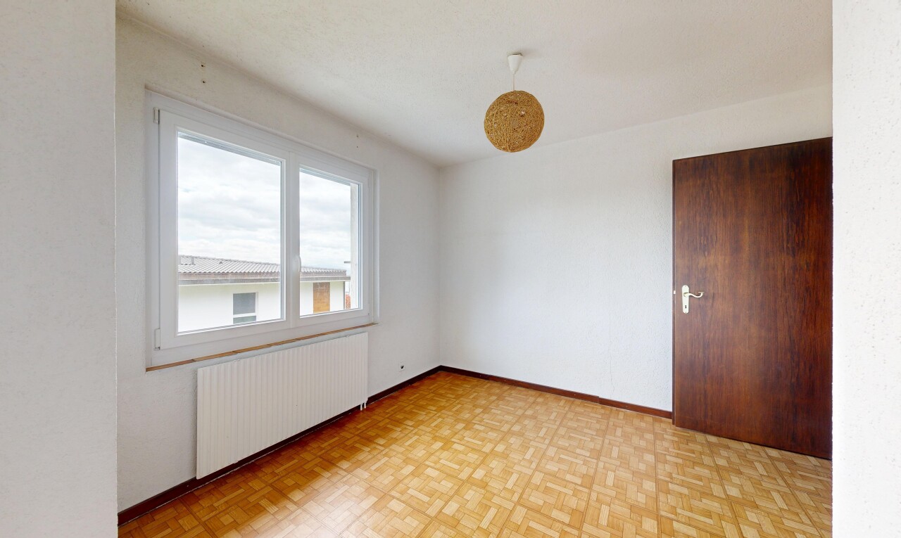 leerer raum mit kühler, inside property, gipskartonwand, drywall, und natürliches licht