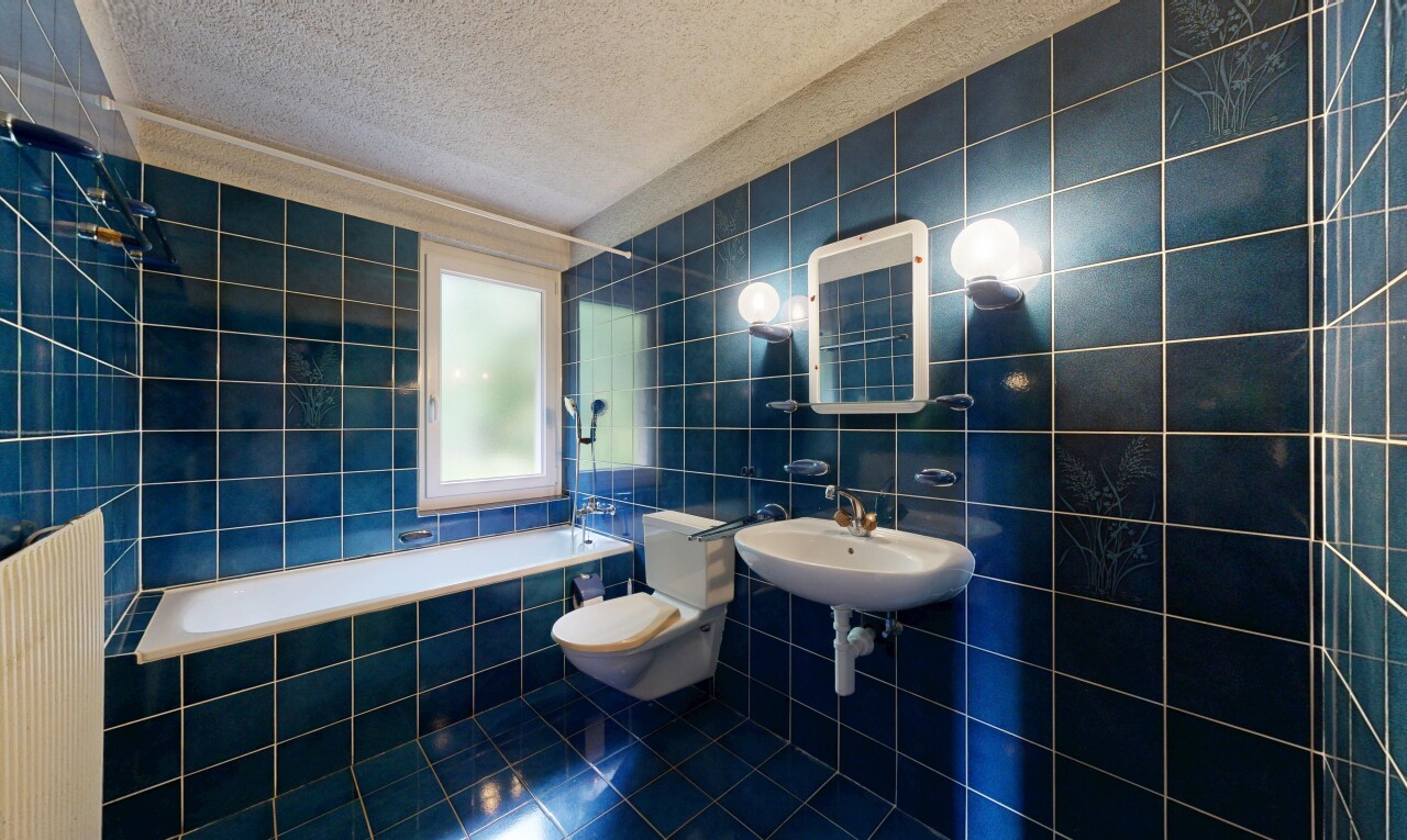 bad mit fliesenwand, tile wall, spiegel, kombiniertes bad / dusche, und komplettes badezimmer