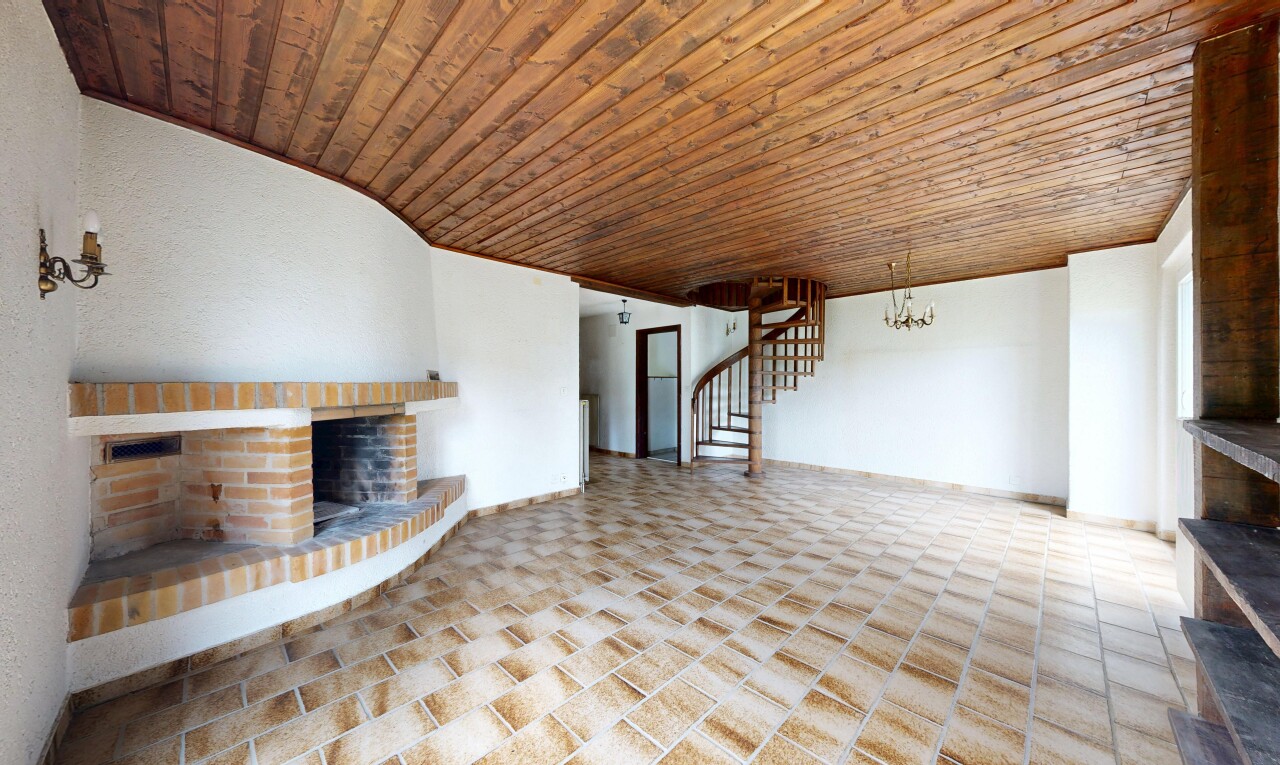 wohnzimmer mit kamin, inside property, treppen, bemerkenswerter kronleuchter, und holzdecke