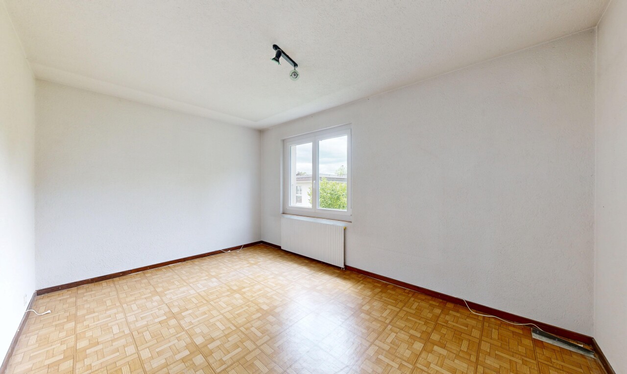 leerer raum mit kühler, inside property, natürliches licht, natural light, und vinylboden