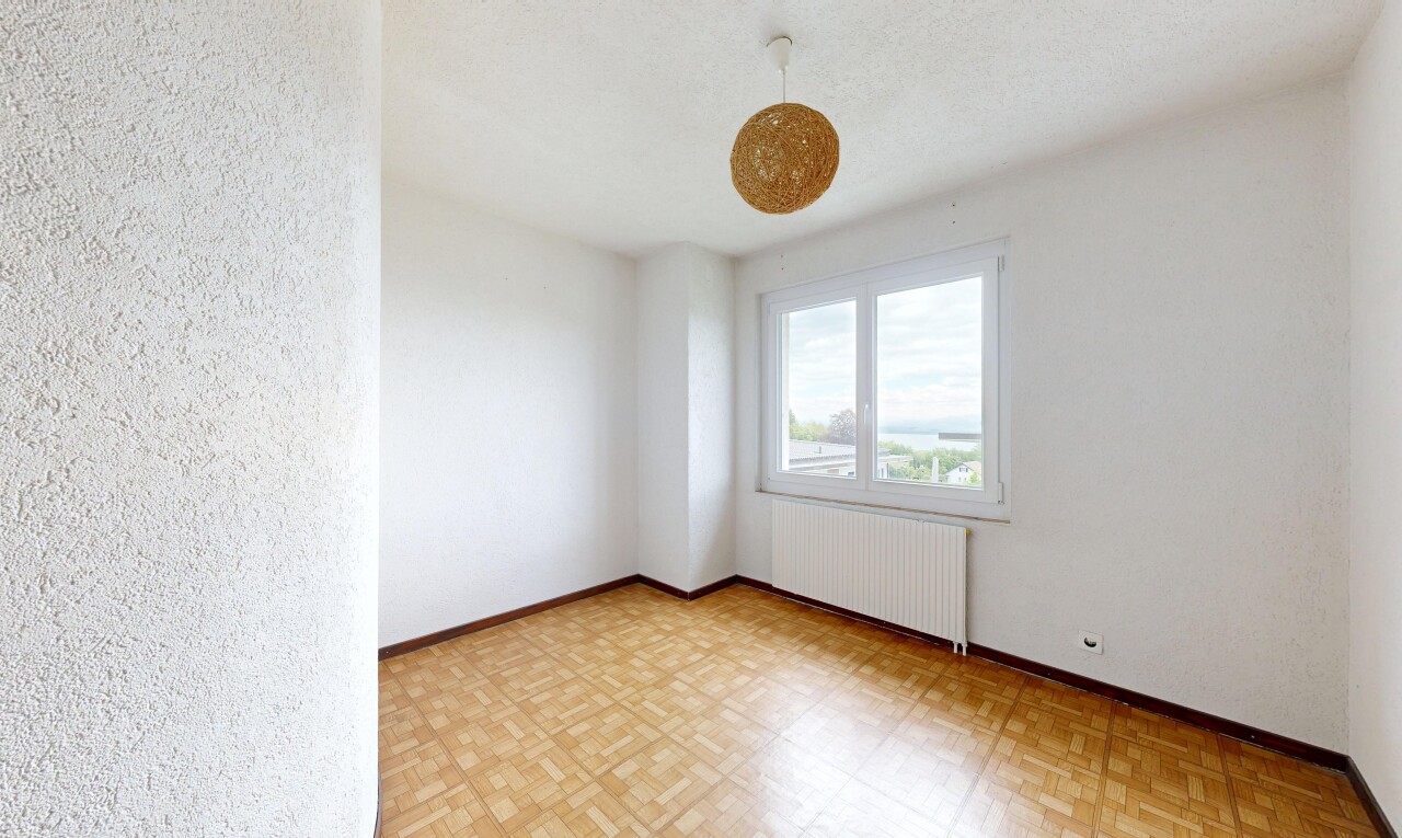 leerer raum mit vinylboden, vinyl floor, kühler, vinyl tile, und inside property