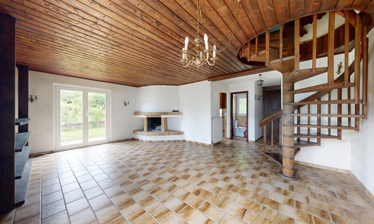 wohnzimmer mit treppen, inside property, gipskartonwand, drywall, und natürliches licht