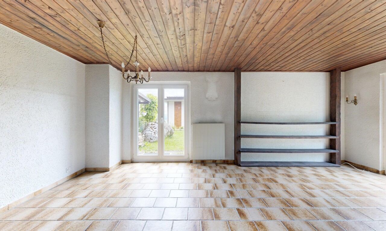 leerer raum mit inside property, kühler, holzdecke, wood ceiling, und natürliches licht