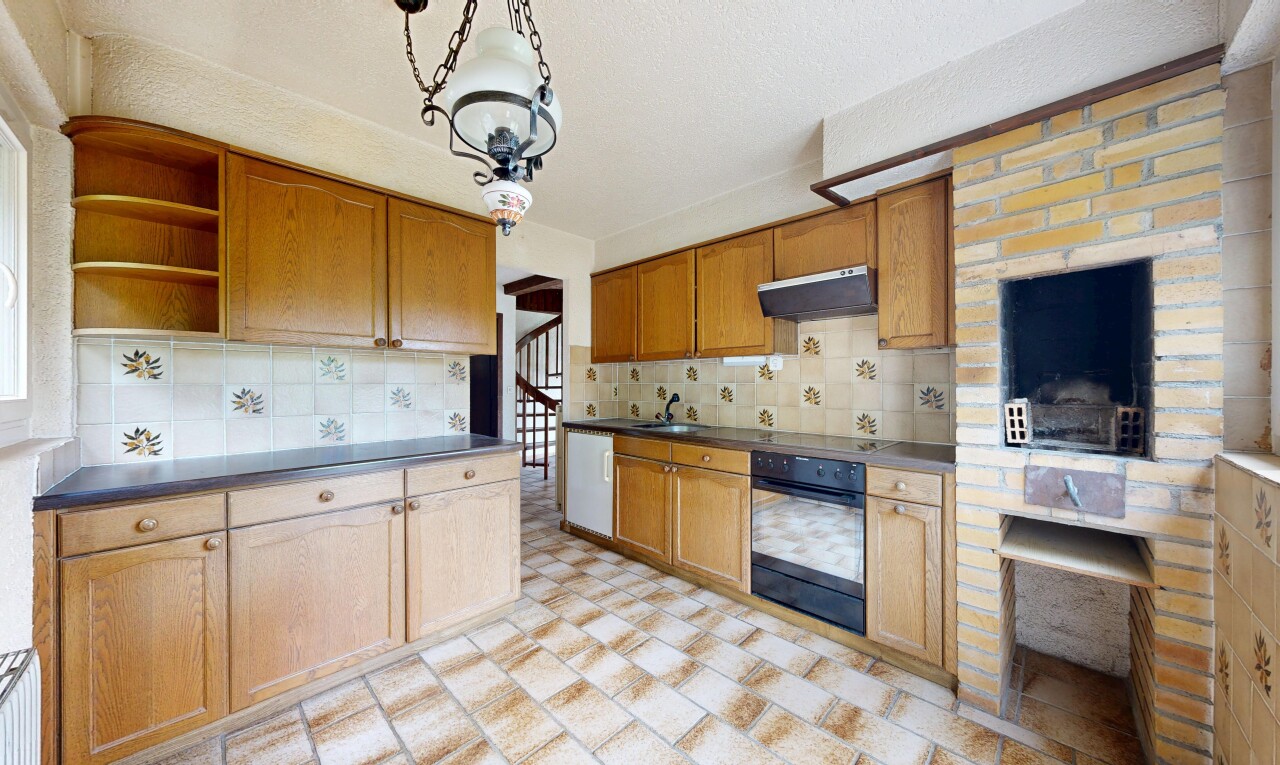 küche mit light floor, offene regale, open shelves, ofen, und schranktüren mit vertiefter mittelplatte