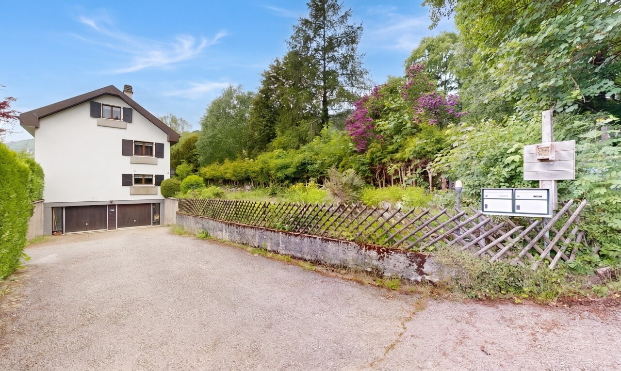 außenansicht mit day time, eingebaute garage, zaun, from property, und auffahrt
