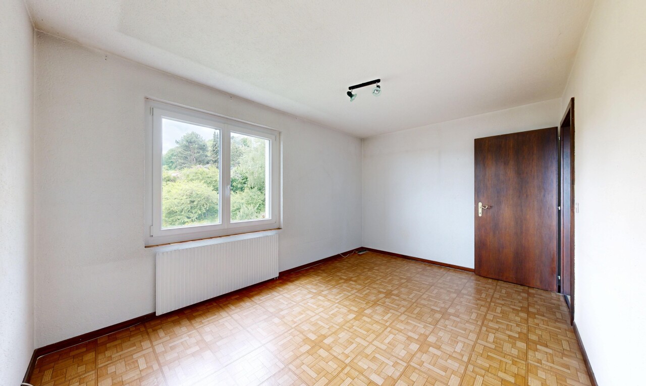leerer raum mit kühler, vinylboden, vinyl floor, vinyl tile, und gipskartonwand
