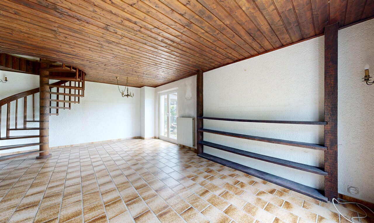 leerer raum mit treppen, holzdecke, wood ceiling, inside property, und natürliches licht