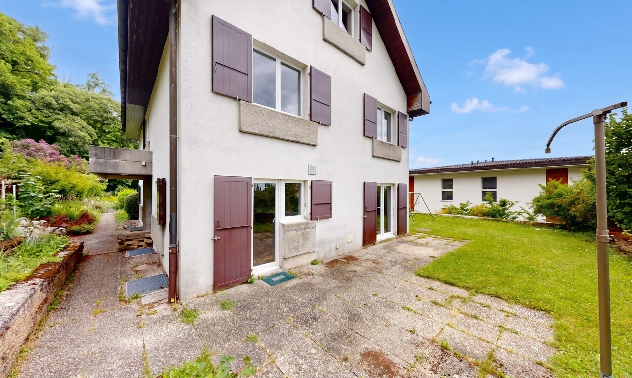 außenansicht mit property visible, day time, stuckverkleidung, und rasen