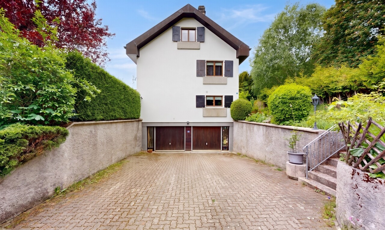 außenansicht mit stuckverkleidung, auffahrt, eingebaute garage, day time, und kellergarage
