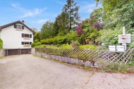 außenansicht mit day time, eingebaute garage, zaun, from property, und auffahrt