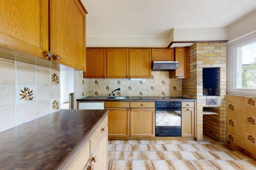 küche mit dark countertops, arbeitsplatten, ofen, natural light, und natürliches licht