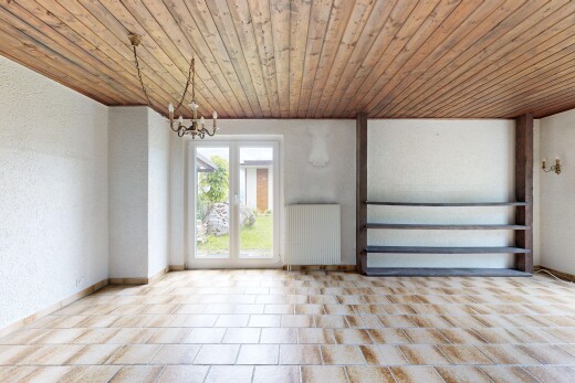leerer raum mit inside property, kühler, holzdecke, wood ceiling, und natürliches licht