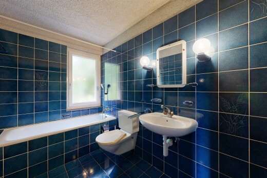 bad mit fliesenwand, tile wall, spiegel, komplettes badezimmer, und toilette