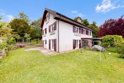 außenansicht mit property visible, schornstein, rasen, stuckverkleidung, und day time
