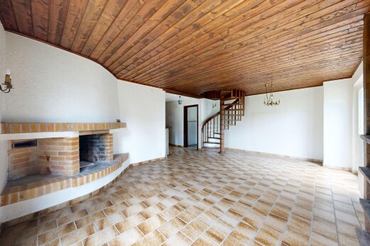 wohnzimmer mit kamin, inside property, treppen, bemerkenswerter kronleuchter, und holzdecke
