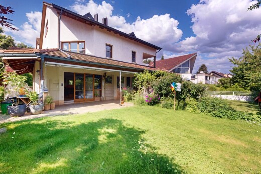 außenansicht mit rasen, zaun, property visible, terrasse, und day time