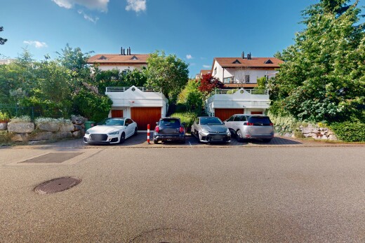 außenansicht mit day time, parkplatz, und property visible