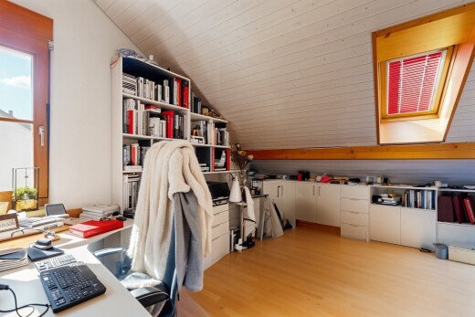 büro mit zusätzliches zimmer, holzfußboden, wood finish floor, dachschräge, und vaulted ceiling