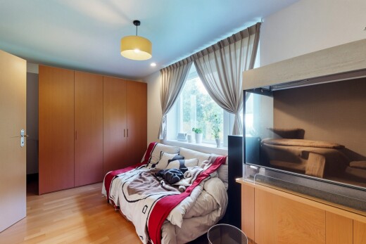 zimmer / schlafzimmer mit inside property, natürliches licht, natural light, holzfußboden, und wood finish floor