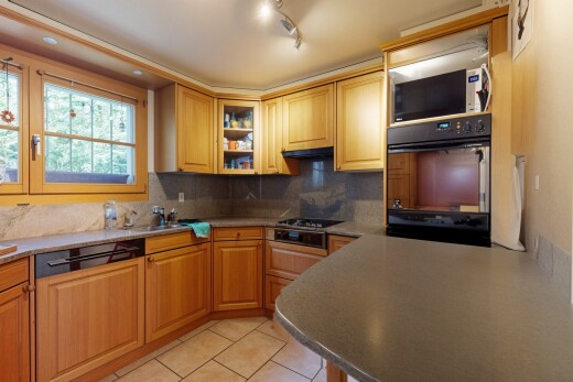 küche mit herd, natürliches licht, natural light, hochgezogene schränke, und küchenrückwand beim herd