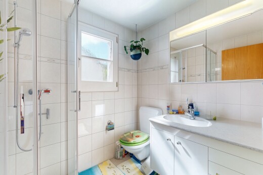 bad mit waschbecken, inside property, schminktisch, fliesenwand, und tile wall