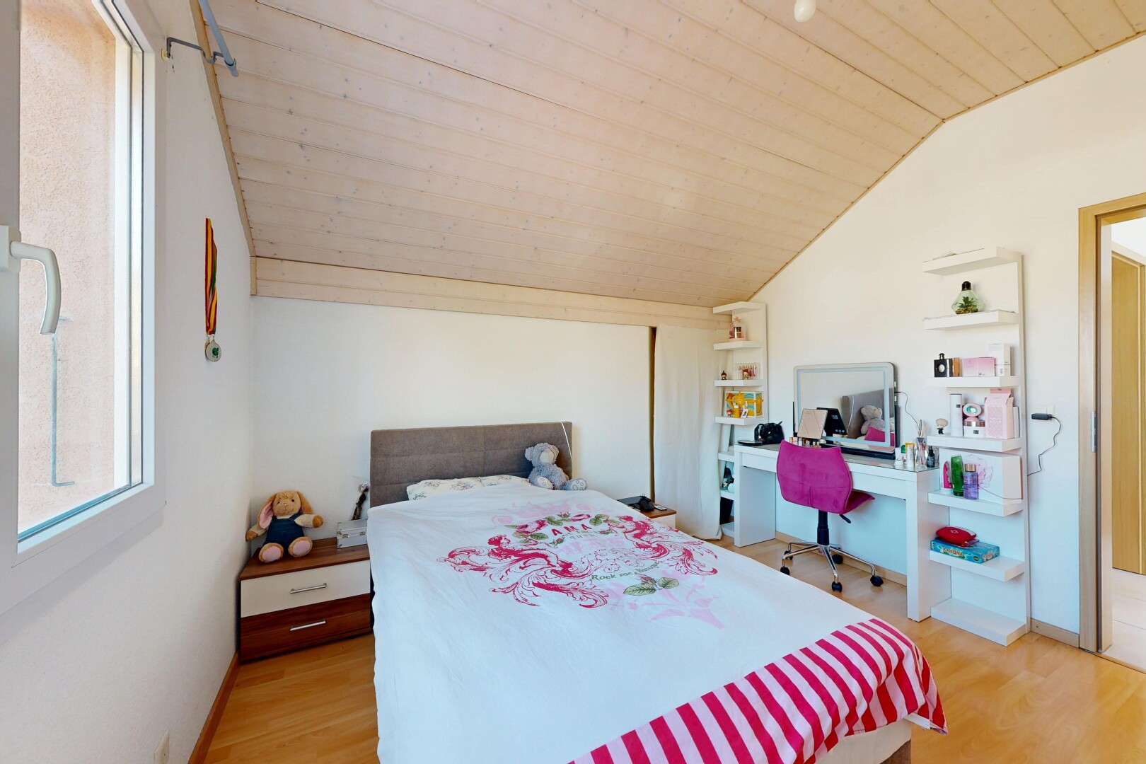 chambre avec vaulted ceiling, plafond voûté, drywall, cloison sèche, et inside property