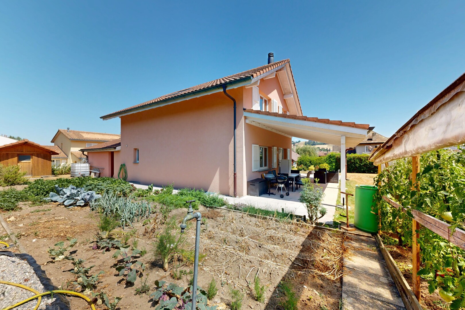 façade avec terrasse, bardage en stuc, property visible, toit en tuiles, et day time