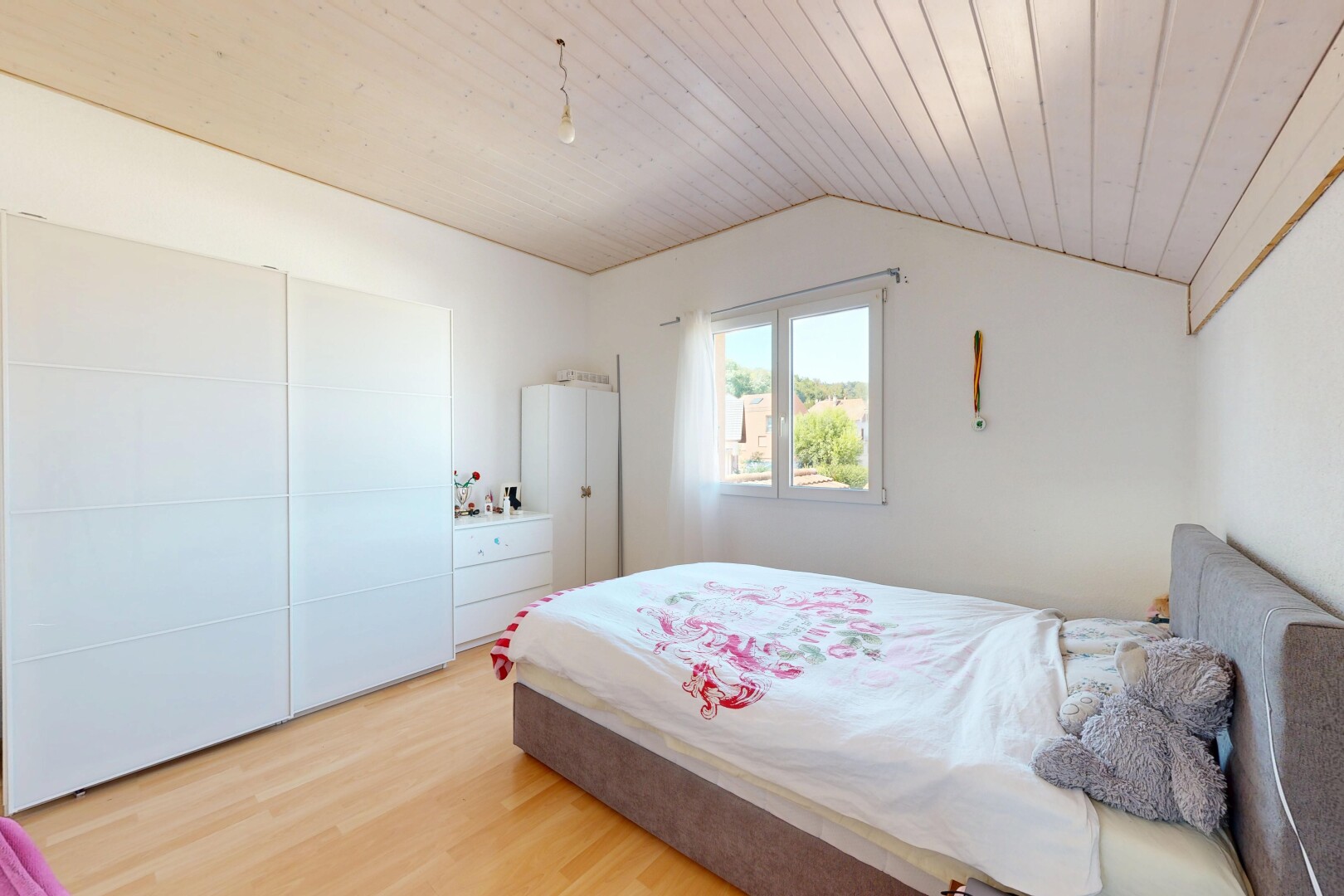 chambre avec vaulted ceiling, plafond voûté, lumière naturelle, drywall, et cloison sèche