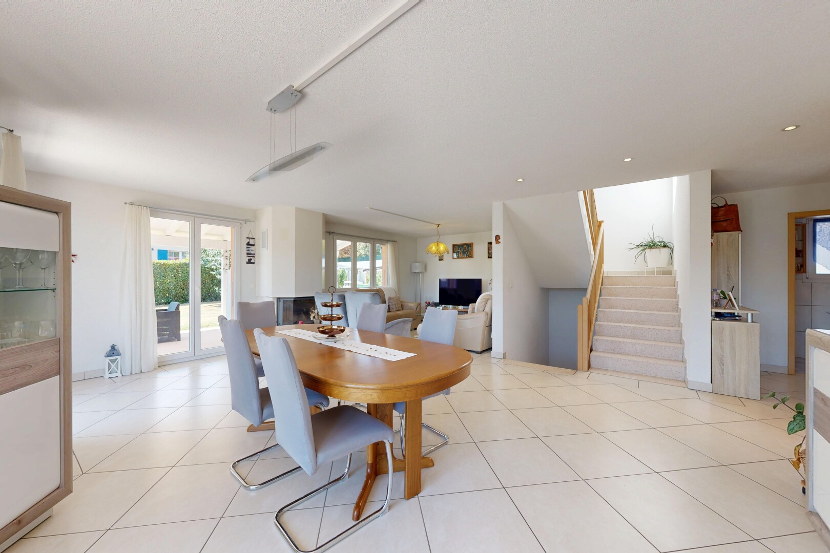 salle à manger avec escaliers, éclairage encastré, drywall, cloison sèche, et light floor