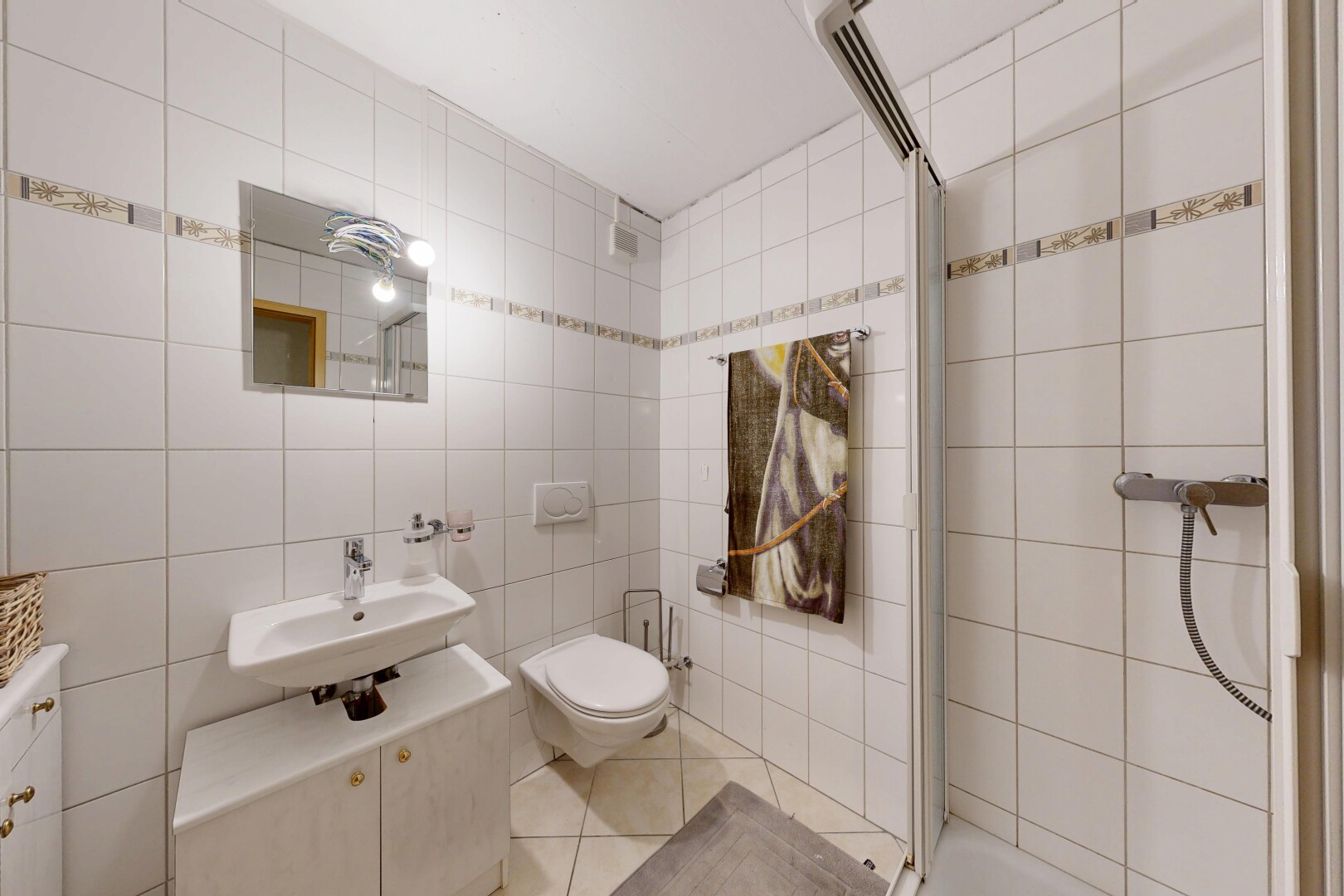 salle de bains avec tile wall, mur en carrelage, miroir, salle de bain complète, et douche