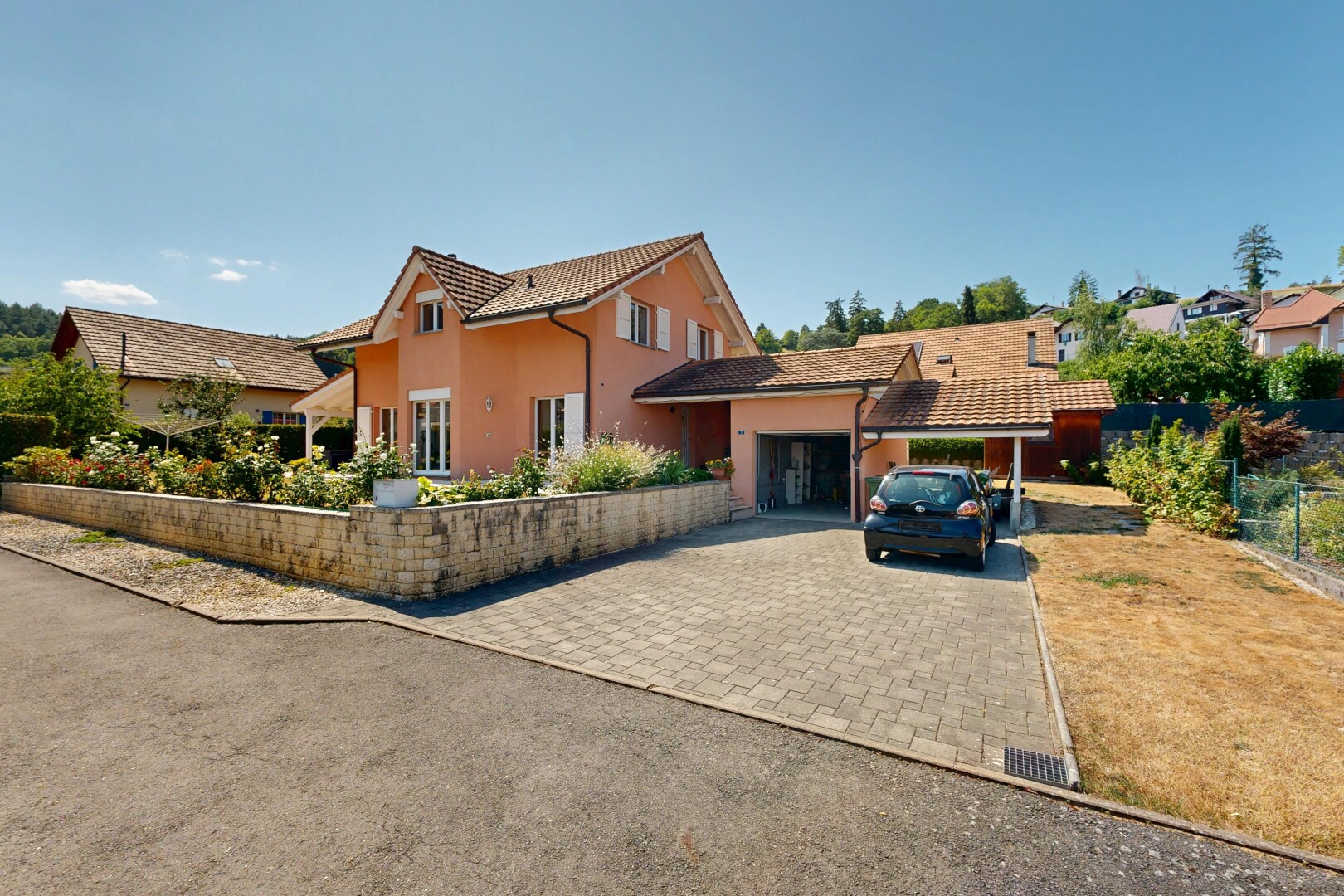 façade avec allée, toit en tuiles, garage attaché, day time, et property visible