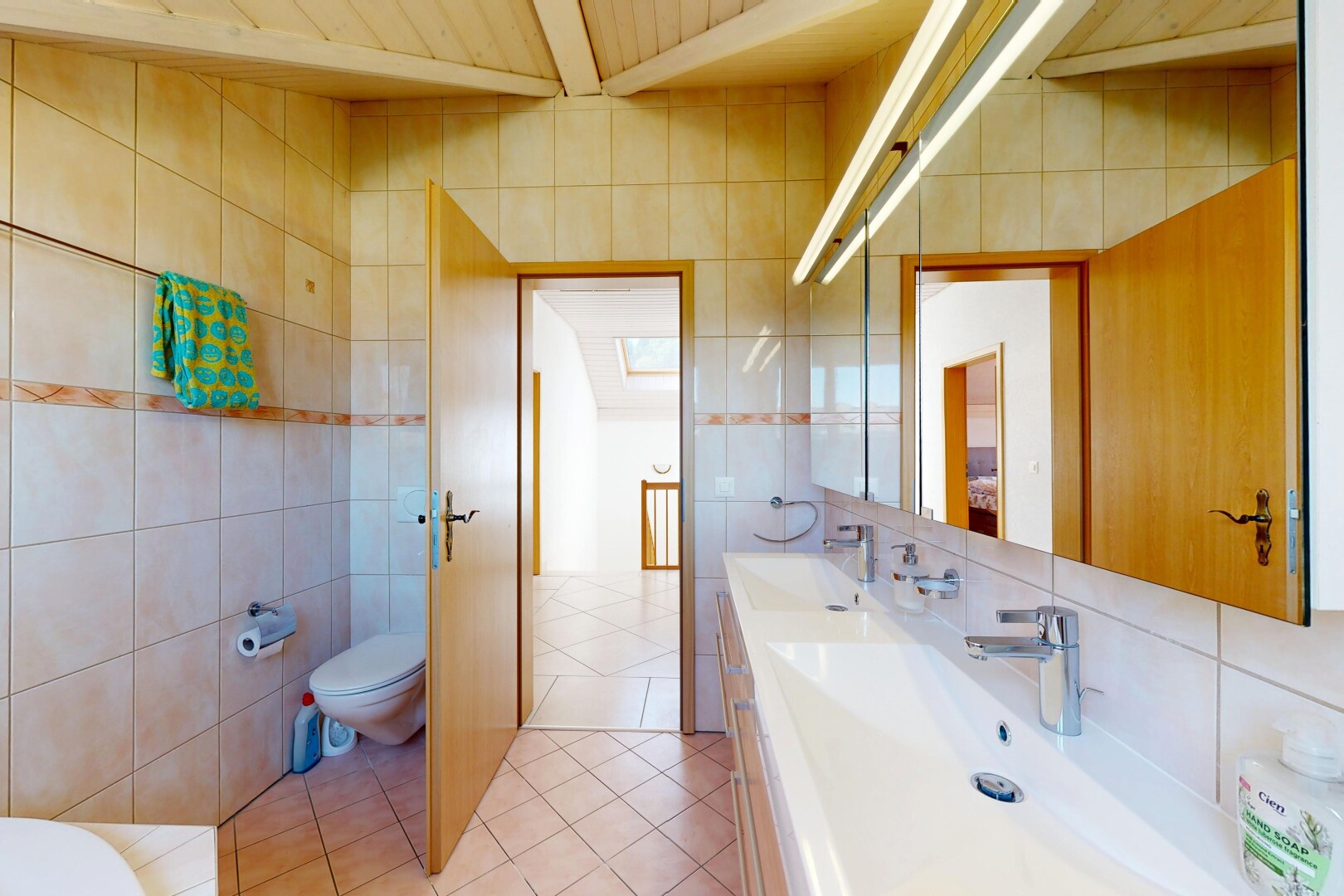 salle de bains avec tile wall, mur en carrelage, double vasque, salle de bain complète, et évier