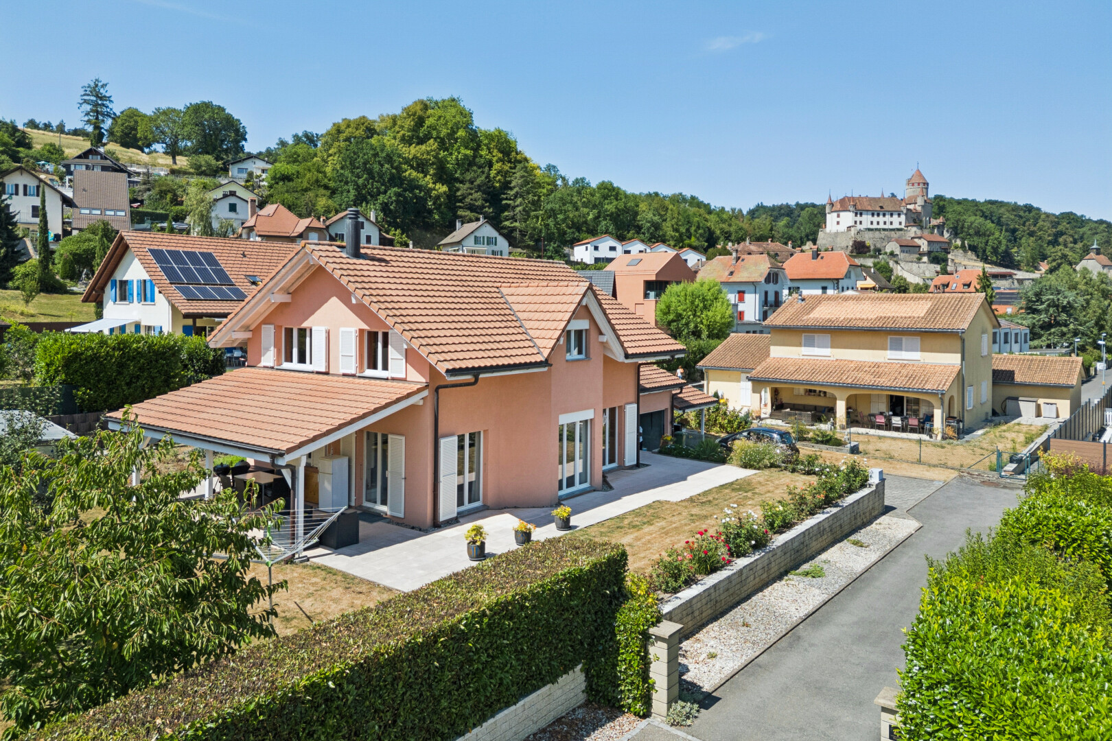 façade avec toit en tuiles, vue résidentielle, residential view, neighborhood view, et drone view