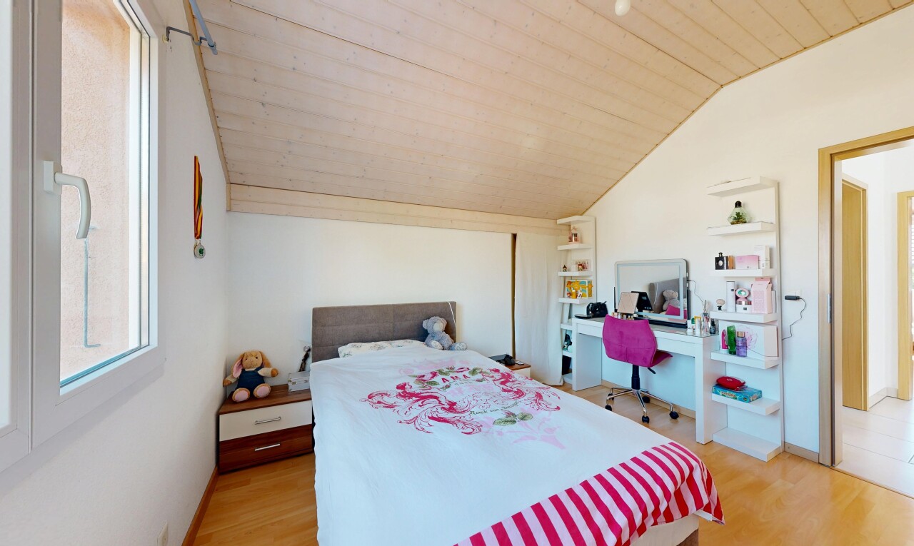 chambre avec vaulted ceiling, plafond voûté, drywall, cloison sèche, et inside property