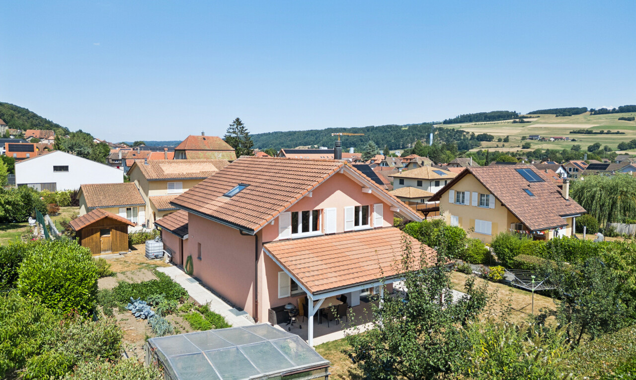 façade avec toit en tuiles, neighborhood view, residential view, vue résidentielle, et drone view