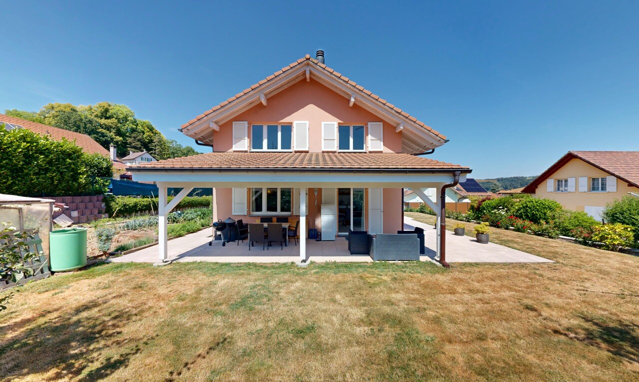 façade avec pelouse, terrasse, property visible, day time, et from property