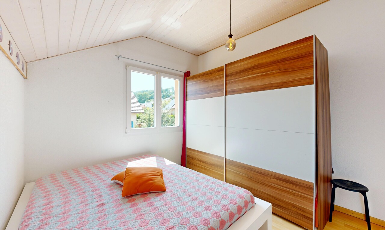 chambre avec drywall, cloison sèche, vaulted ceiling, plafond voûté, et lumière naturelle