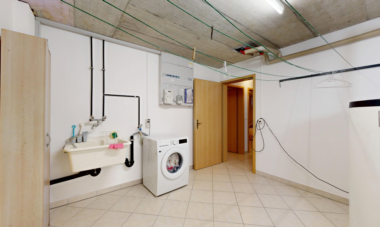 buanderie avec lave-linge et sèche-linge, évier, concrete ceiling, plafond en béton, et inside property